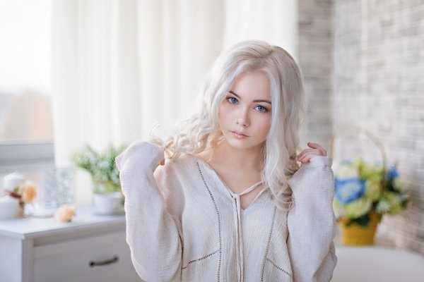 Анастасия Юдина беловолосая