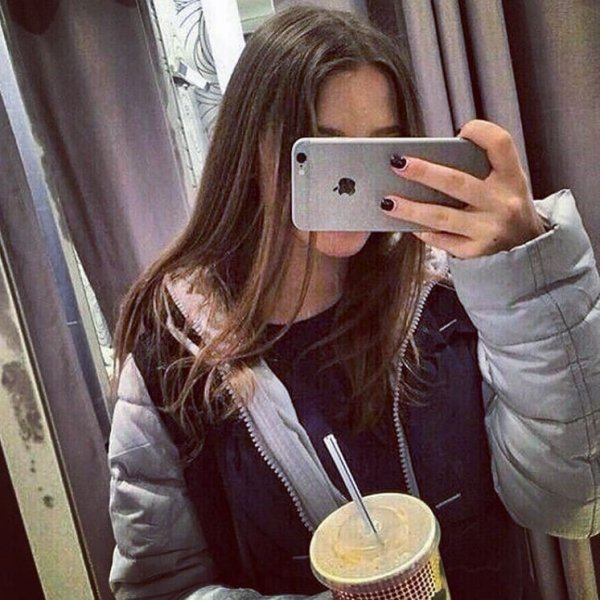 Девушка с айфоном в зеркале