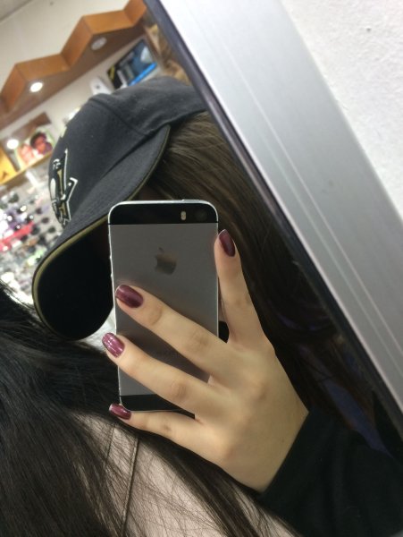 Девушка с айфоном в зеркале
