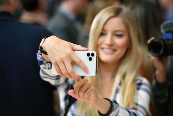 Девушка с iphone