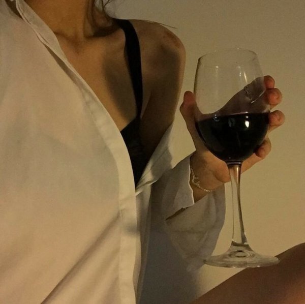 Бокал вина в руке