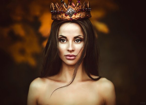 Женщина с короной на голове