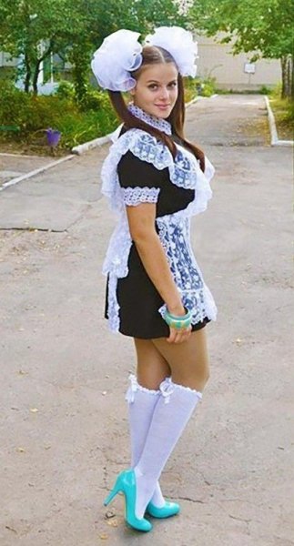 Красивые выпускницы в школьной форме