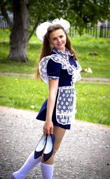 Выпускницы в школьной форме