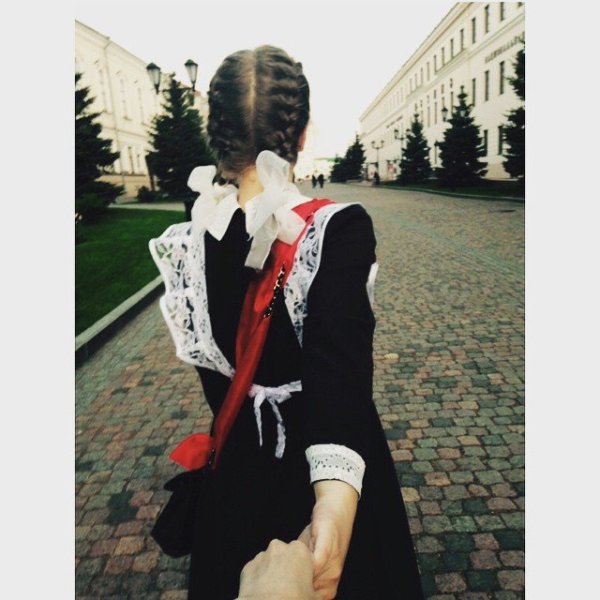 Девушка на выпускном без лица