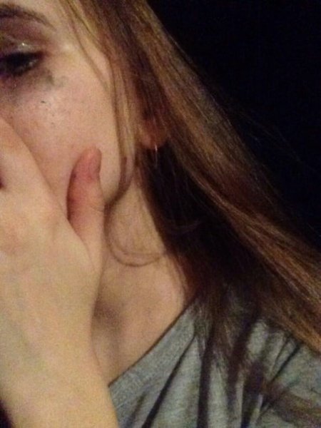 Заплаканная девушка