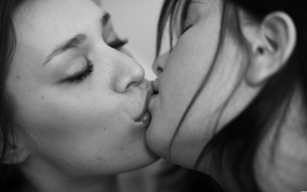 Картинки целующиеся девушки (44 фото)