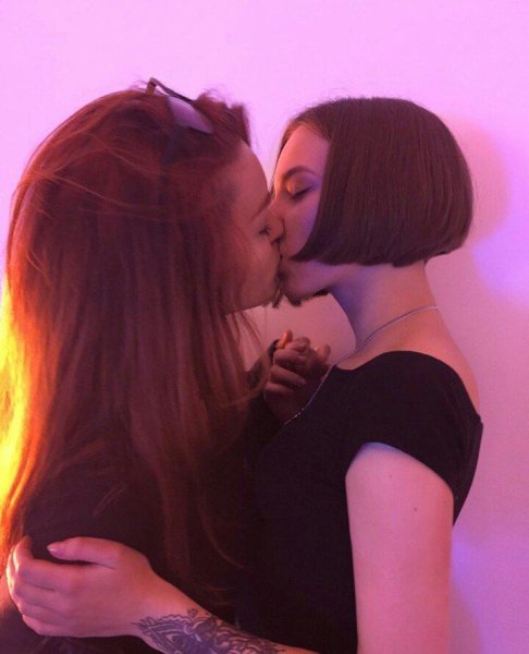 Поцелуй девушек Эстетика