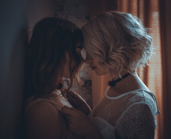 Две девушки любовь