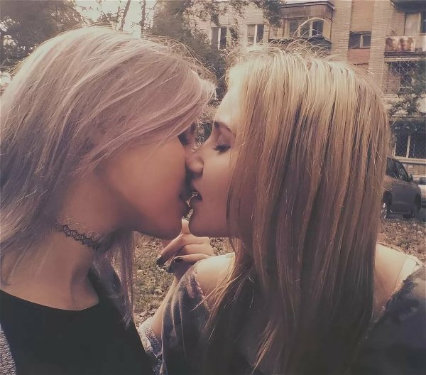 Селфи две девушки поцелуй