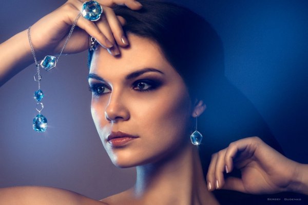 Ювелирныеиукрашения на девушке
