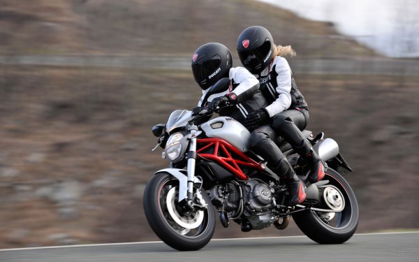 Ducati Monster 796 с пассажиром