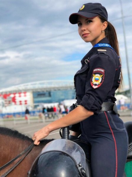 Девушка полицейский
