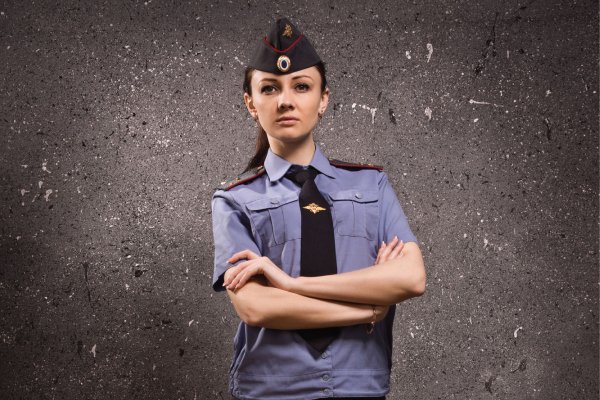 Женщина в полицейской форме
