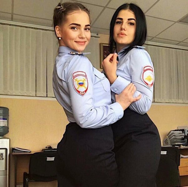Женщина в полицейской форме