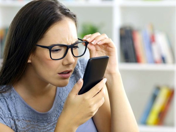 Женщина в очках смартфон