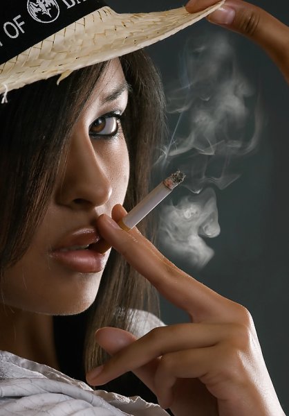 Девушки курят сигары