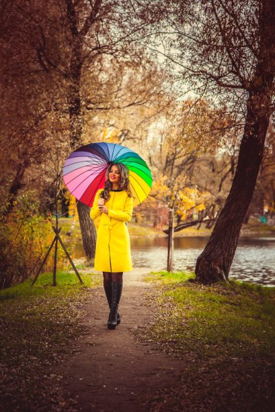 Фотосессия с зонтиком осенью