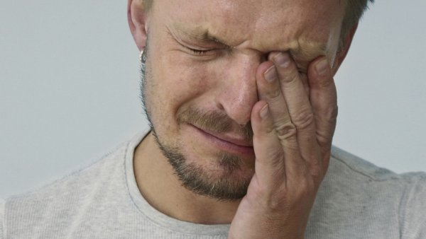 Мужик плачет