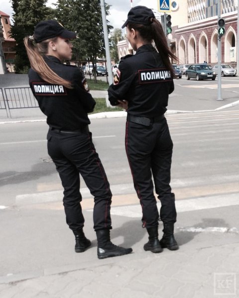 Девушки в полицейской форме