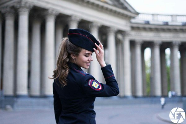 Красивые девушки в полицейской форме