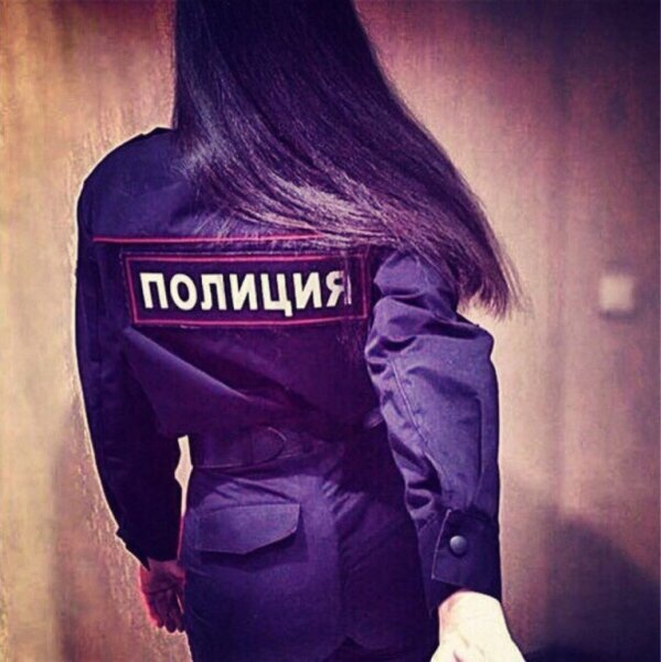 Девушка в полицейской форме со спины