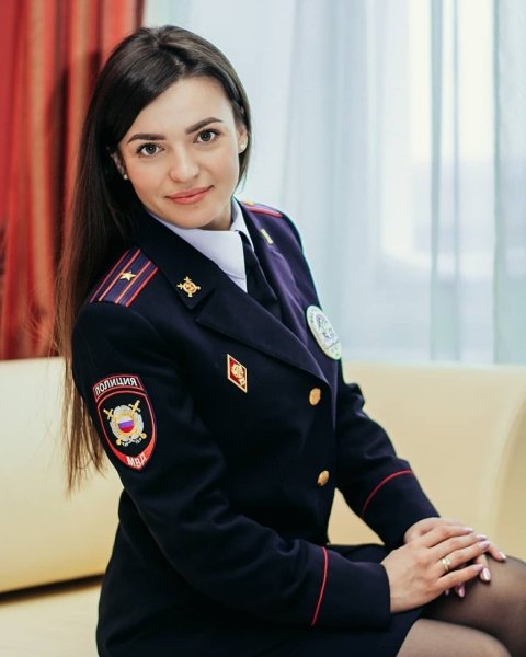 Женщина в полицейской форме