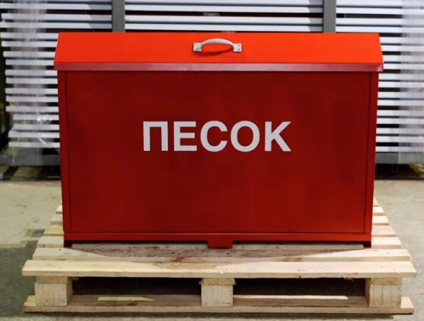 Песок в ящике на АЗС