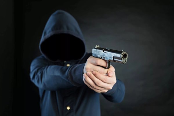 Парень со стволом в руках
