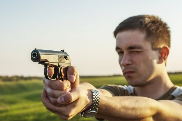Пистолет целится