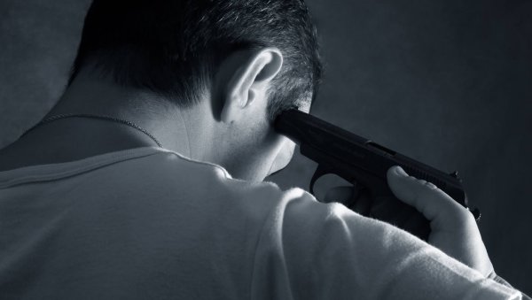 Парень с пистолетом у Виска