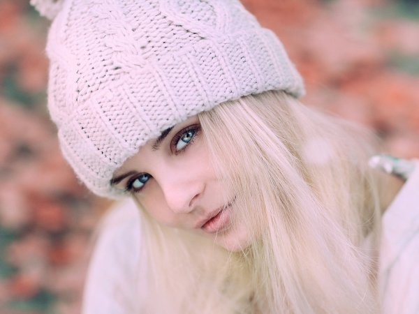 Девушка в шапке