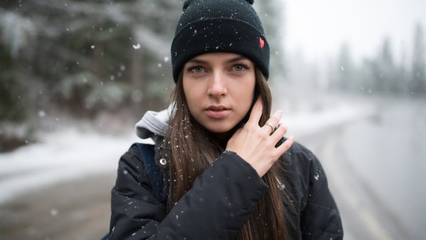 Девушка в куртке и шапке