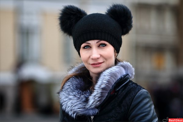 Девушка в шапке с ушками