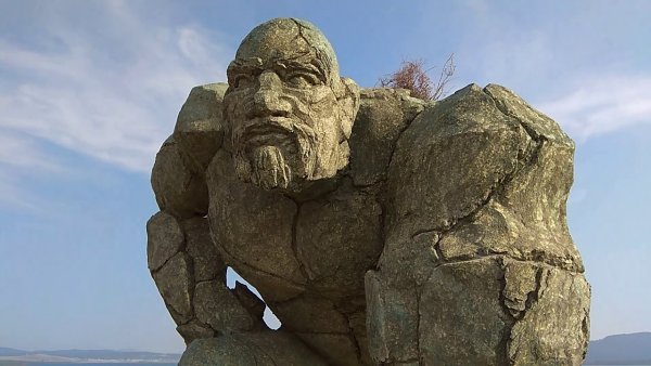 Огромные каменные люли