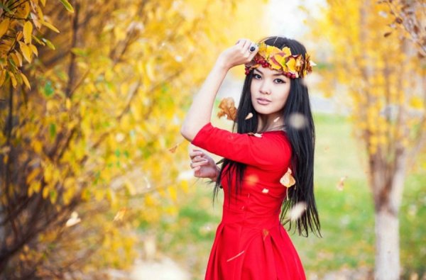 Красивая казахская девушка в национальном