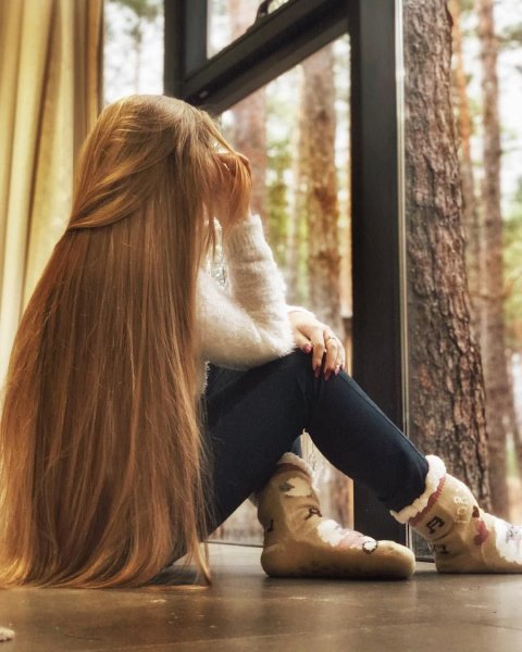 Девочка с длинными волосами