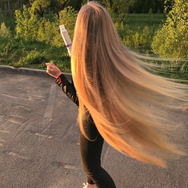 Девушка с длиннымиволосами безлитса