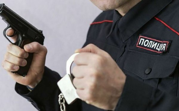 Полицейский с пистолетом