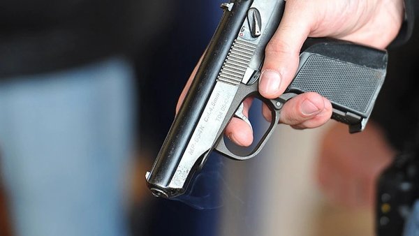 Полицейский с пистолетом