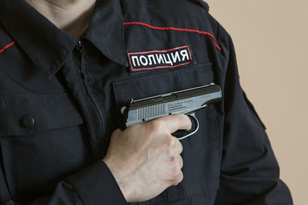 Полицейский с пистолетом