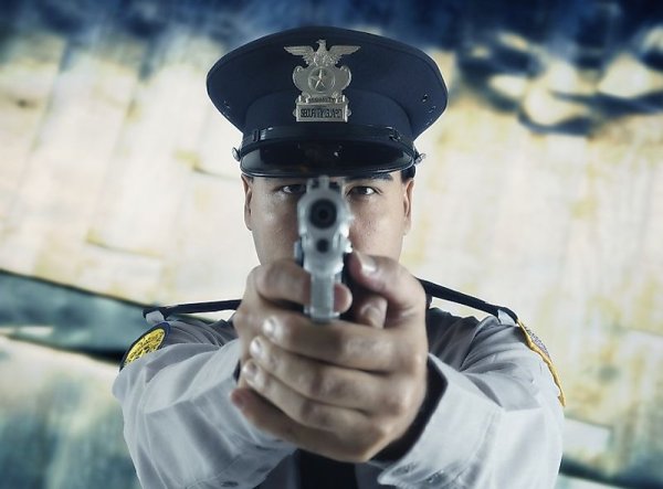 Полицейский с пистолетом