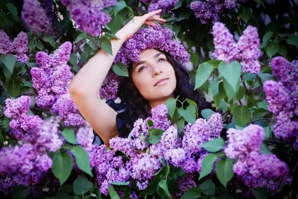 Девушка с букетом сирени