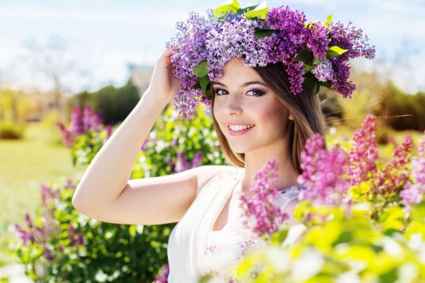Женщина улыбается Весна