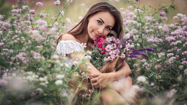 Красивые девушки среди цветов