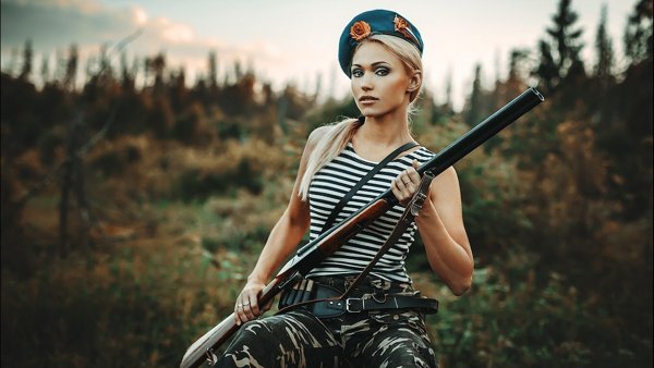 Девушки в военной форме