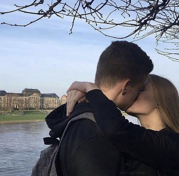 Влюбленная пара подростков