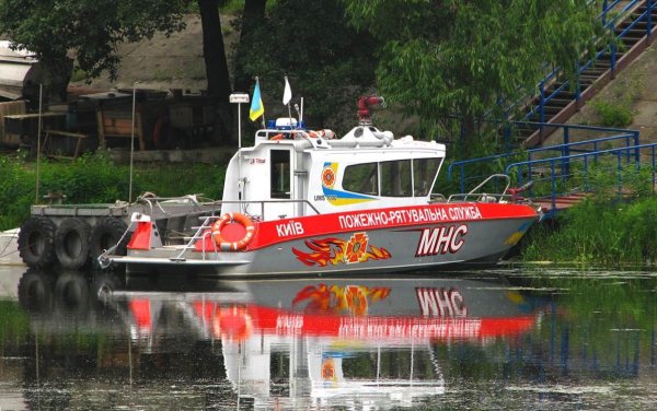 Пожарный катер модели "UMC-1000".