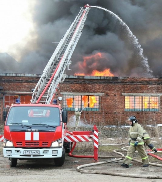 Картинки пожарная машина тушит огонь (48 фото)