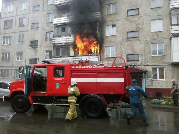 Пожарная машина тушит пожар